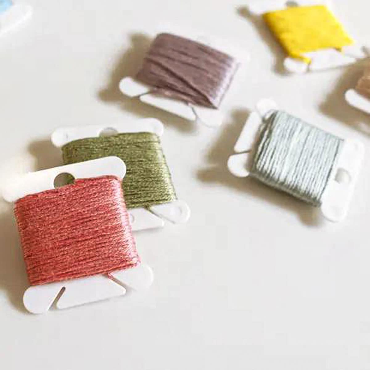 120 Pcs Plastic Floss Bobbins with 1 Pcs Bobbin Winder for Cross Stitch Cotton Thread Craft DIY Sewing Storage Thread Organizer Holder Embroidery DIY Cards (White)