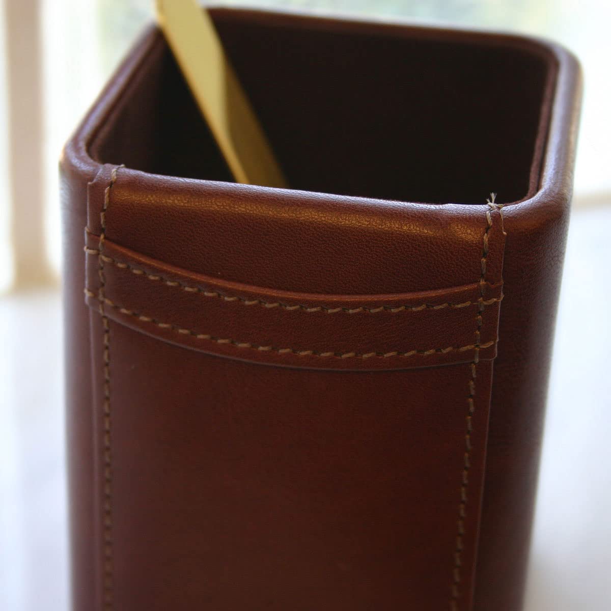 Dacasso Mocha Leather Pencil Cup