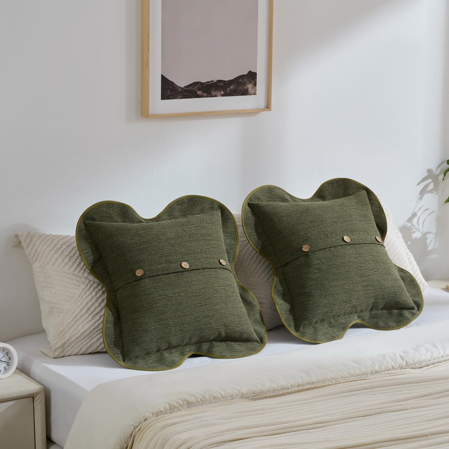 FUTEI Pack of 2 Chenille Buttons Throw Pillow Covers 18x18 Inch Four-Leaf Clover Shape Scalloped Bordered Decorative Cushion Case Farmhouse Accent for Couch Living Room, Moss Green