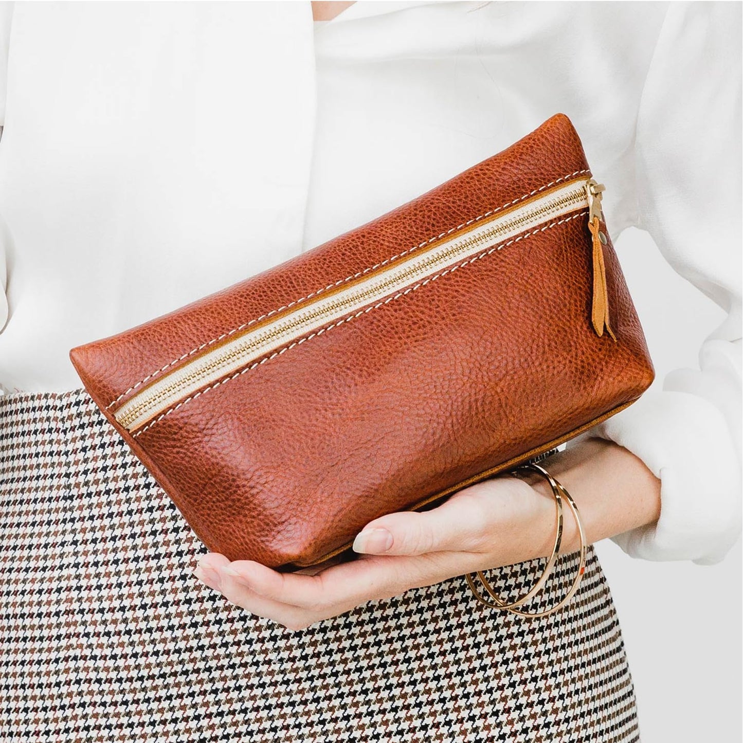 Portland Leather Goods Makeup Bag – Travel Friendly Cosmetic Bag with Zipper Closure for Organizing Makeup & Toiletries – Handmade from the Finest Full-Grain Hides – Extra Large, Nutmeg