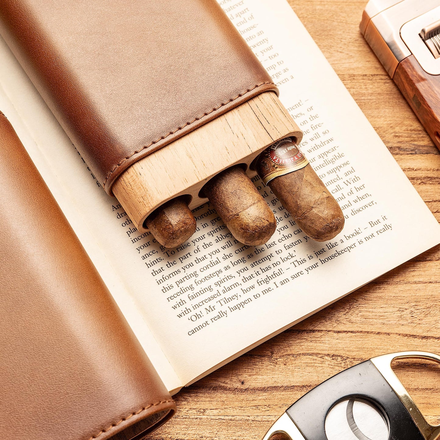 Woodronic Cigar Case, Premium Brown Genuine Leather Cigar Travel Case with Spanish Cedar Wood Lined, Portable Cigar Humidor, Cigar Accessories Gift for Men (Holds 3 Cigars)