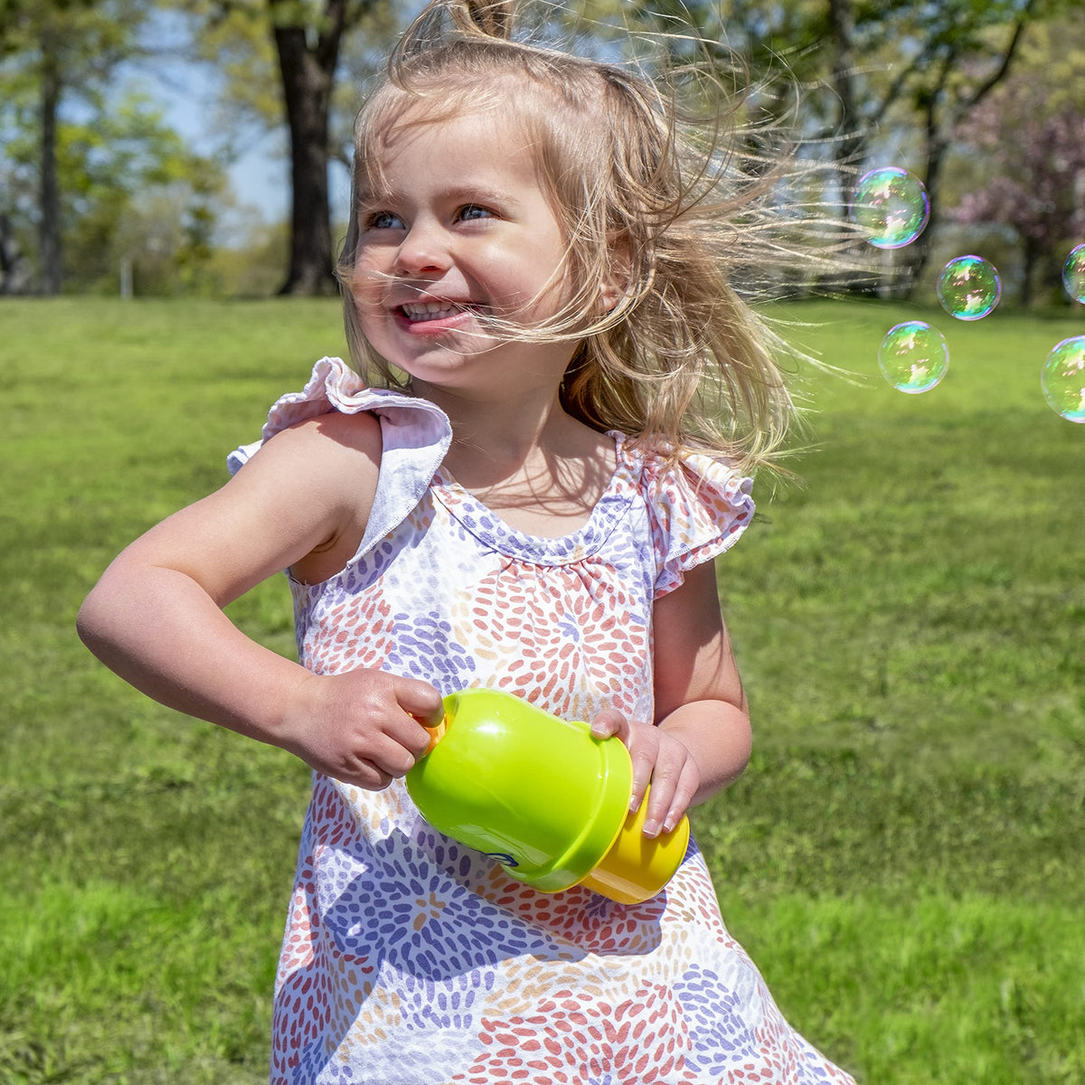Little Kids Fubbles No-Spill Tumbler Includes 4oz Bubble Solution and bubble wand (tumbler colors may vary) Multicolor