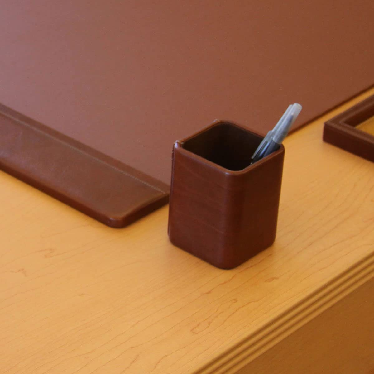 Dacasso Mocha Leather Pencil Cup