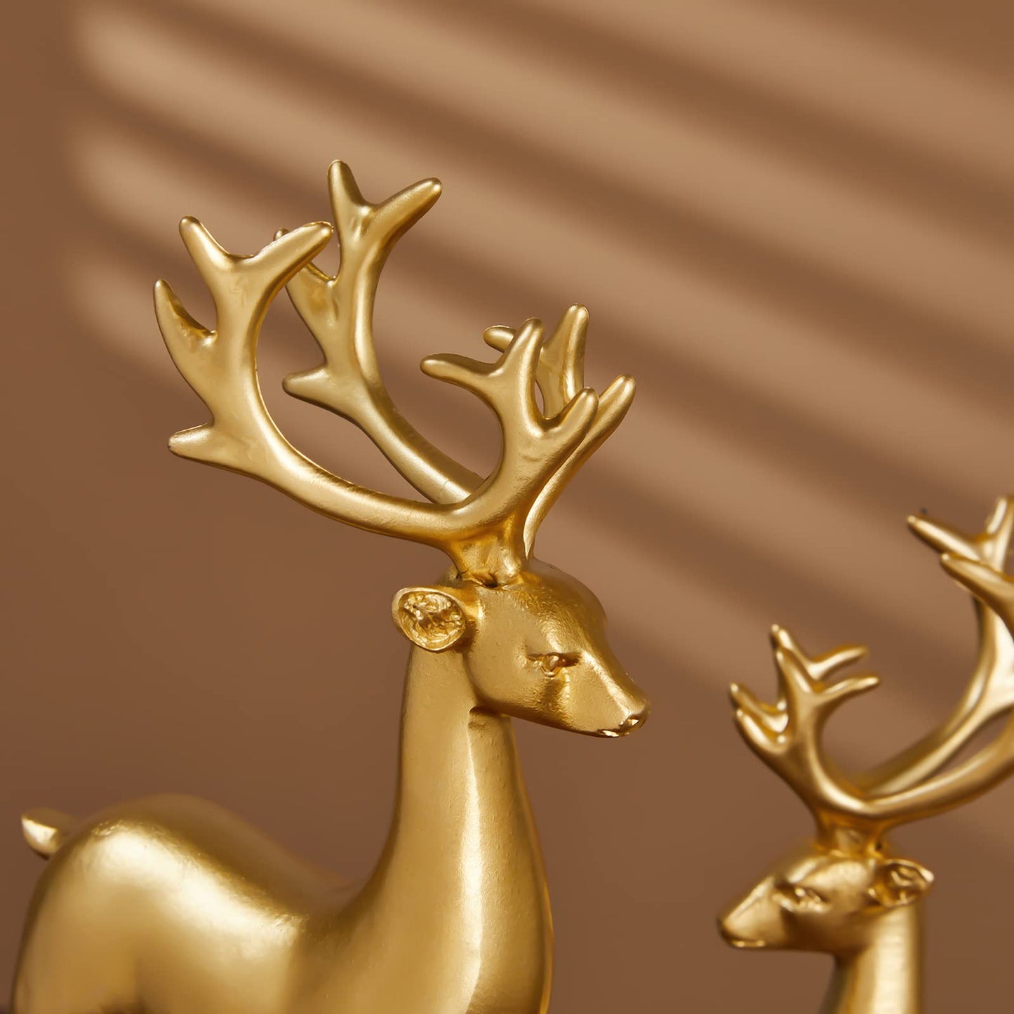 Christmas Decoration 2PCS Reindeer Resin Ornaments Mother Child Deer Couple Deer Sculpture used for Living Room Bookshelf Bedroom Wine Cabinet Decoration to Enhance Atmosphere (Gold Smooth)