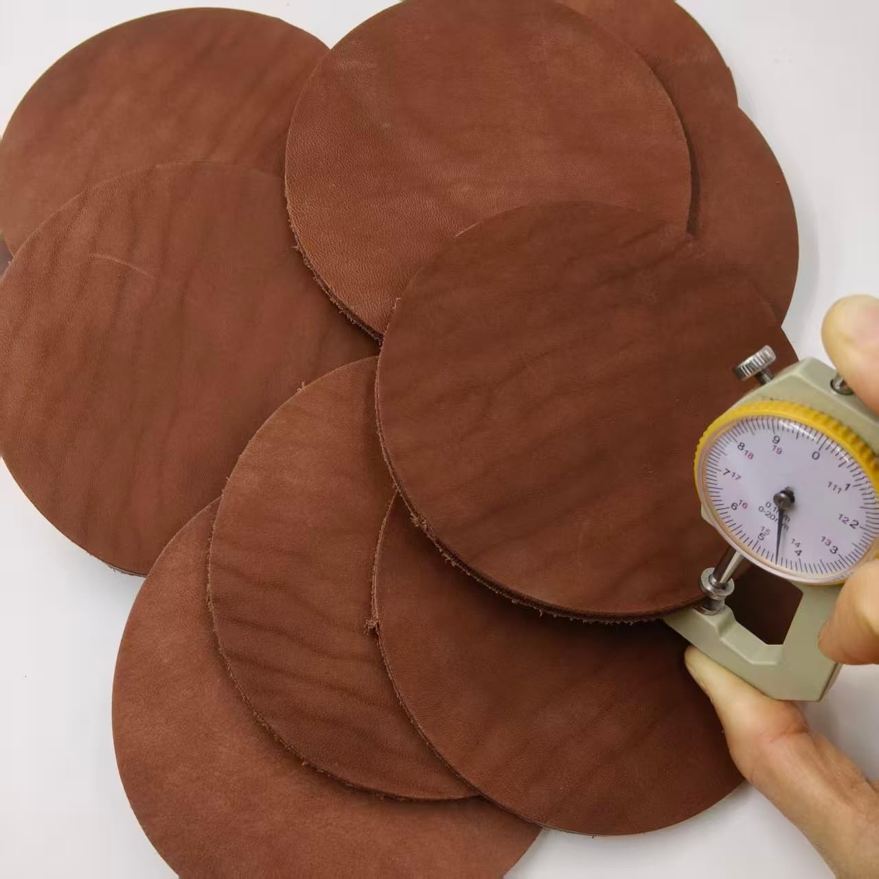 YiJiaXiang 120mm diameterRound Sliced Genuine Leather, 3-5mm Thick Natural Leather, Suitable for Stamping pad Leather Cutting Pieces, Coaster Making Process (Coffee Color 20 Pieces)