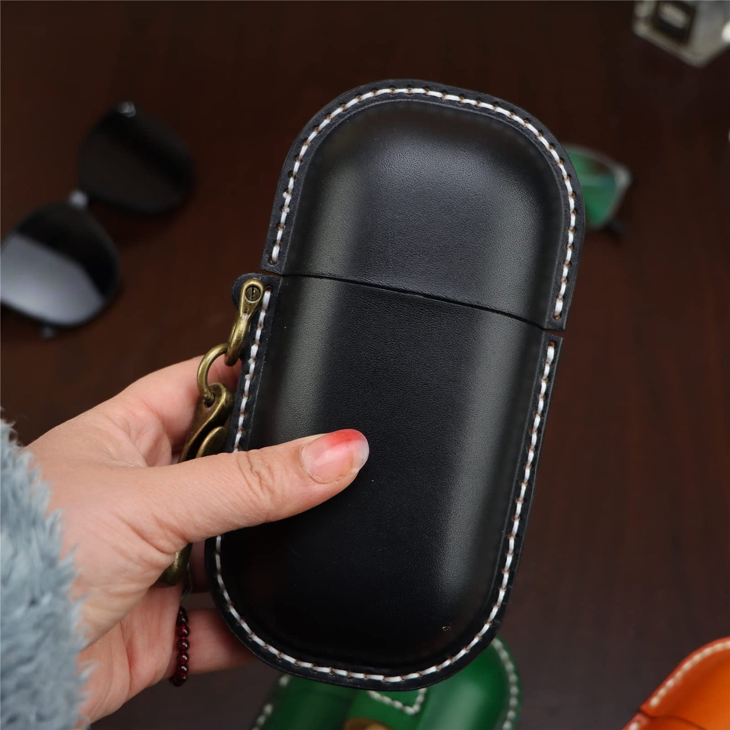 Fanyixuan Handmade Leather Eyeglass Case Hard Shell Retro Men And Women Sunglasses Nearsighted Glasses Hooks Protection Box (Black)