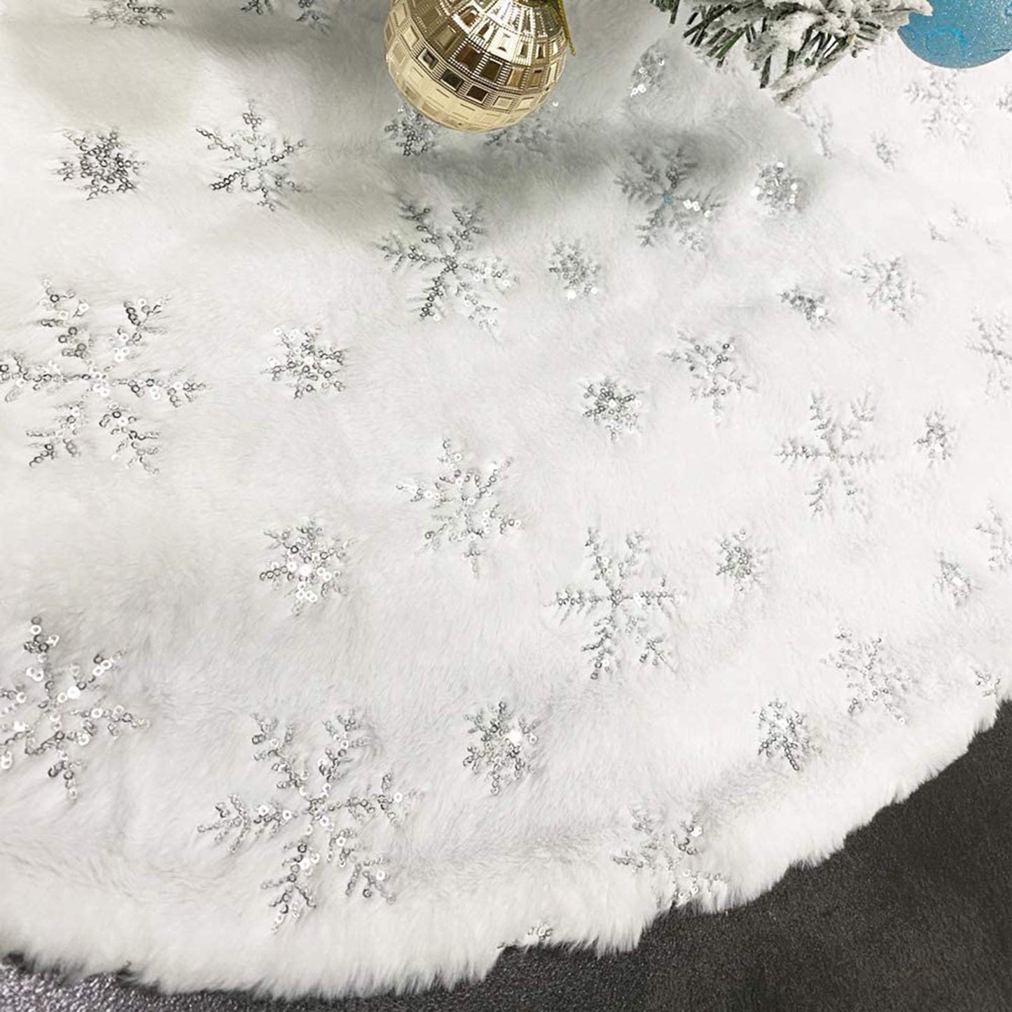 CHICHIC 48 Inch Large Christmas Tree Skirt White Tree Skirt Xmas Faux Fur Tree Skirts Christmas Decorations for Holiday Tree Ornaments Christmas Party Home Decorations with Sequin Silver Snowflakes