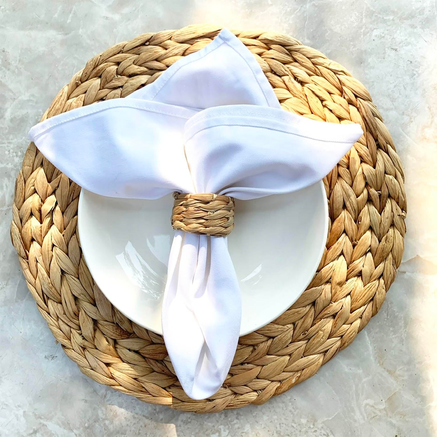 Laquedecraft Set 24 Woven Water Hyacinth Napkin Rings | Rustic Boho Wicker Napkin Holders | Natural Farmhouse Rattan Napkin Ring for Christmas, Thanksgiving Dining Table, Wedding Party