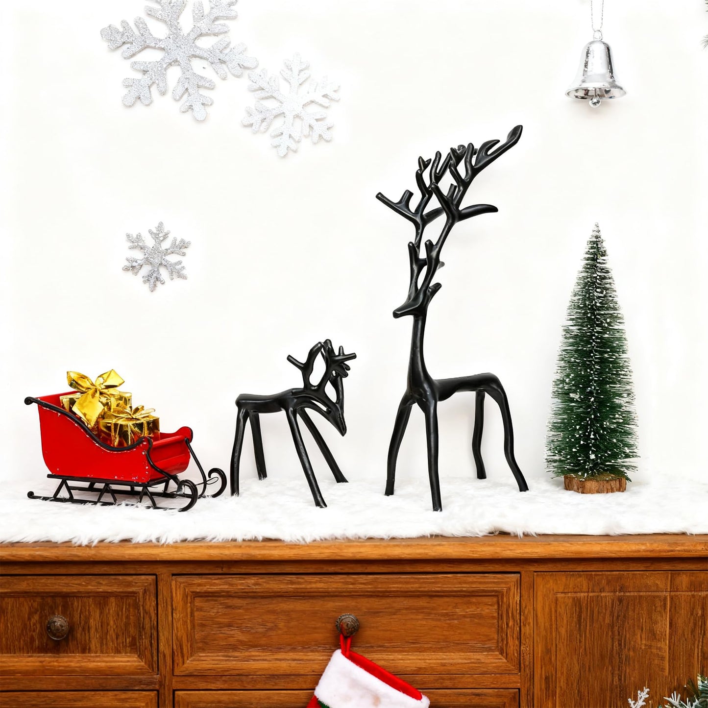 Two-Piece Set of Black Reindeer Statues,Modern Metal Ornaments,Elegant Indoor Festive Table Settings, Suitable for Fireplace mantels, Living Rooms, bedrooms, Offices, and Other Home décor.