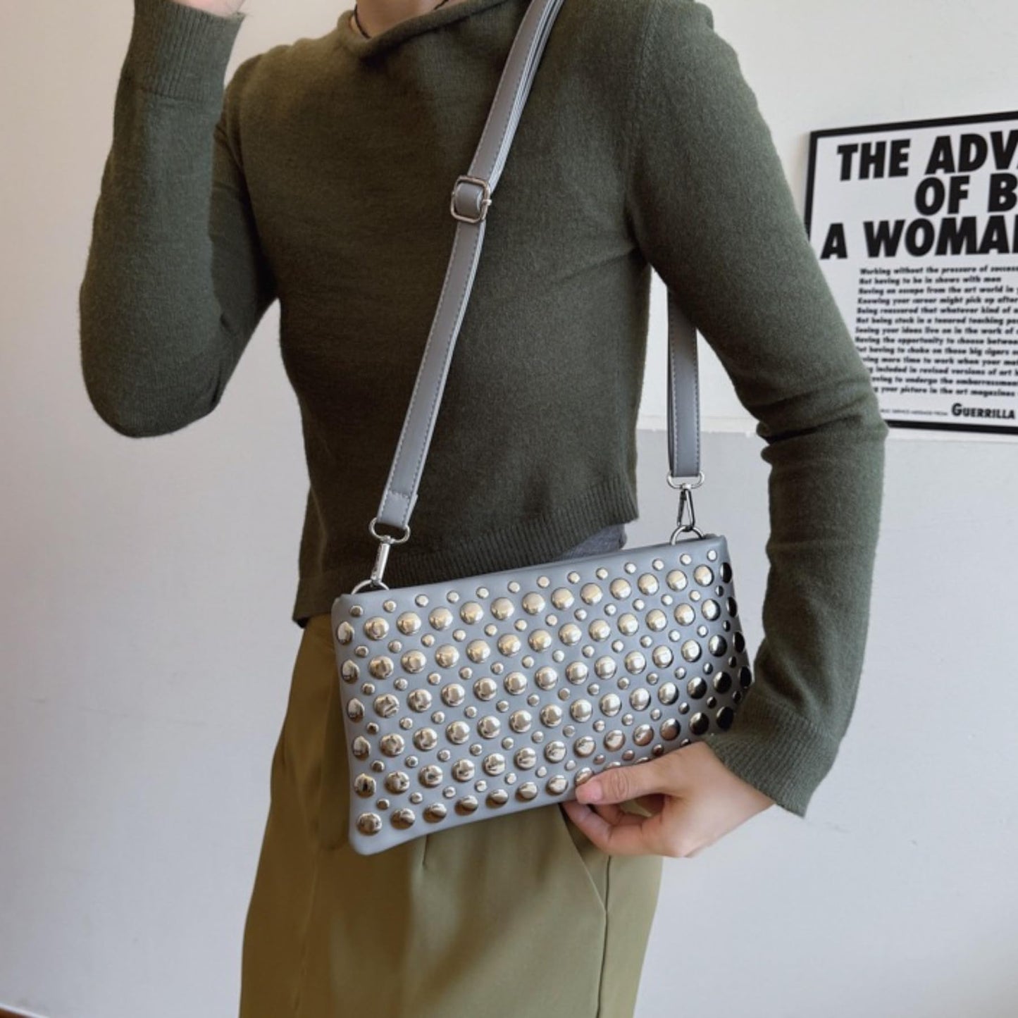 WIGUYUN Women Rivet Envelope Clutch Bag Purse Fashion Faux Leather Studded Crossbody Bag Evening Handbag for Ladies,Grey