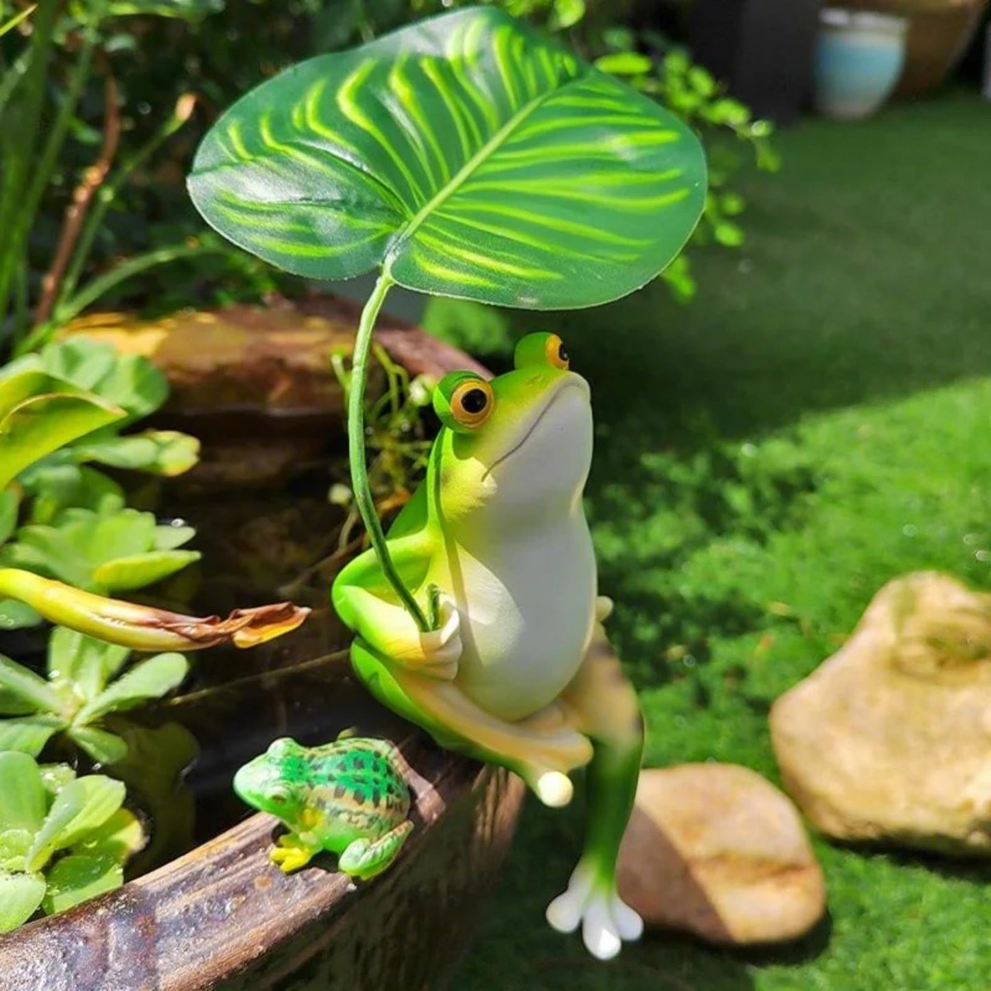OwMell Frog Statue for Garden, Green Frog Figurine for Outdoor Decor Yard and Garden Decoration Resin Sculpture - Umbrella