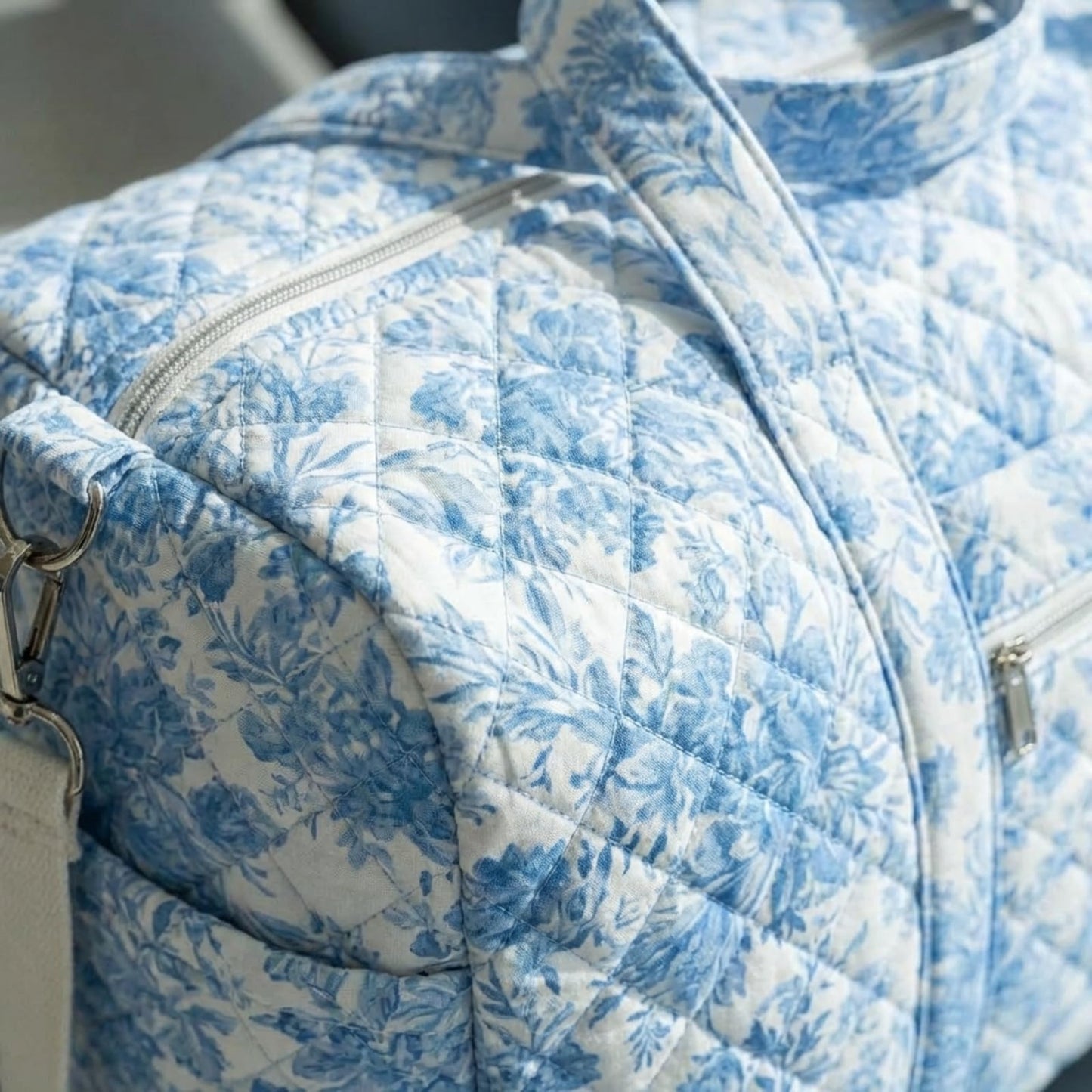 Dansydaisy Large Quilted Travel Duffle Bag for Women Floral Portable Gym Weekender Bag with Zipper Pockets Workout Grocery Pouch Duffle Gift Pouch for Work(Blue Floral)