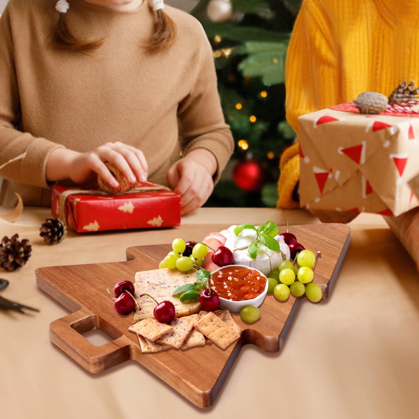 Christmas Kitchen Decor Tree Charcuterie Board Gift Acacia Wood Cutting Board with Handle Holiday Decorations Platter Wooden Xmas Cheese Boards Decorative Charcuterie Board Food Serving Tray