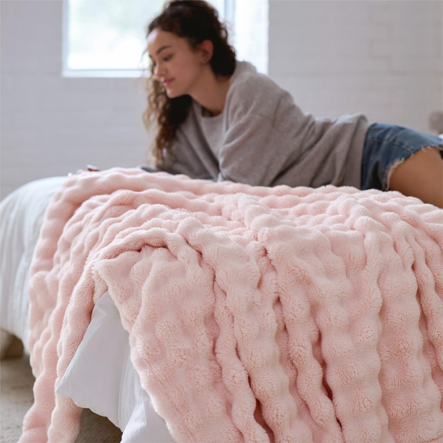 Bedsure 3D Fleece Bubble Blanket for Couch - Cute Pink Twin Blanket for Teen Girl Bed College Dorm Room Decor - Luxury Soft Cozy Birthday Gift for Women Girls, Lightweight,Light Pink, 60"×80"