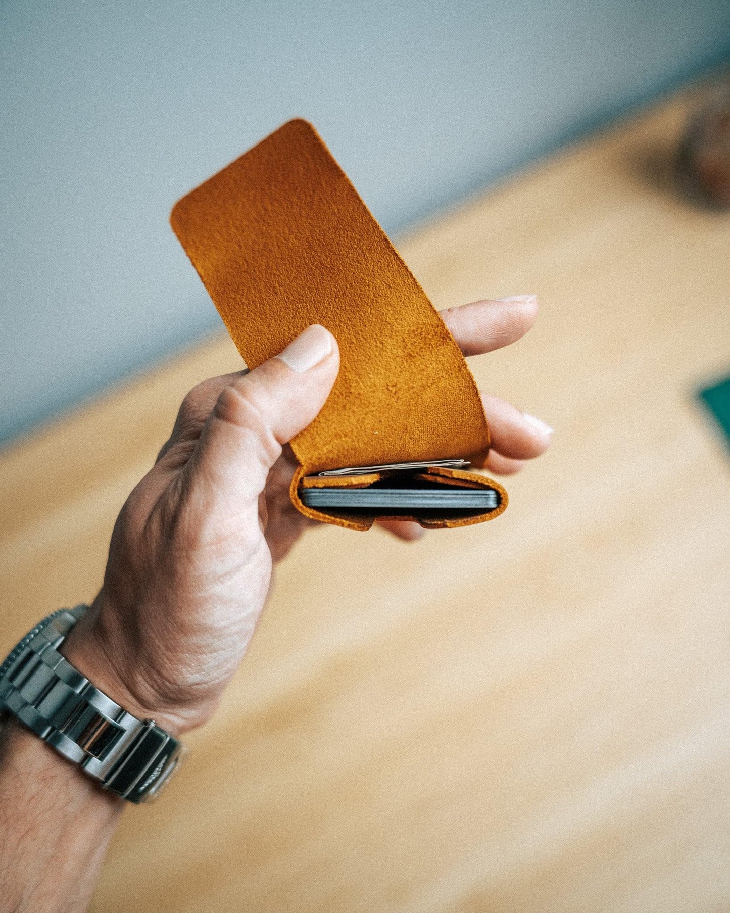 Eagle Glow Minimalist Handmade Leather Wallet – 7 Card Slots & Cash Pocket | Slim & Functional Design for Everyday Use (Chocolate)