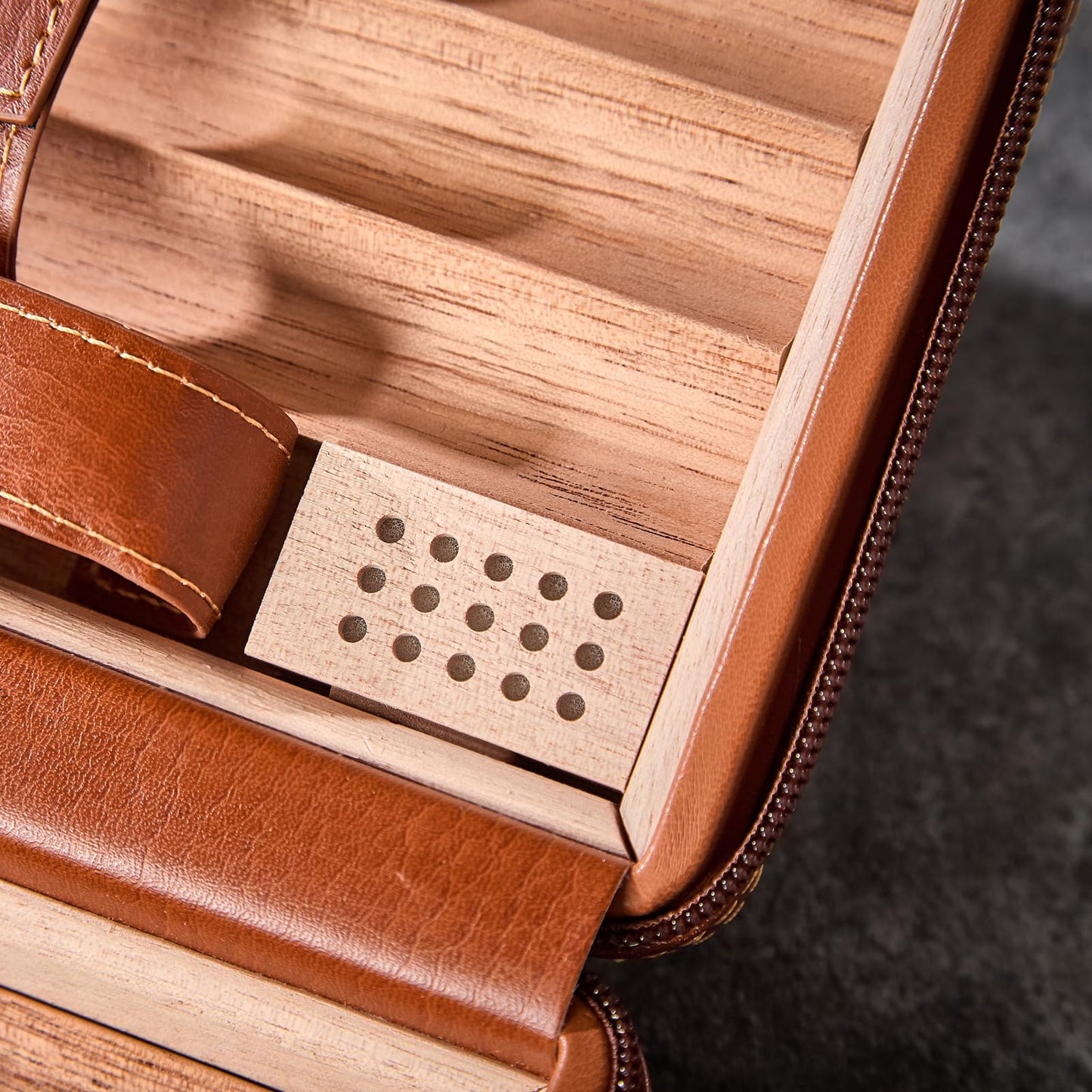 WANTHER Leather Cigar Case, Travel Humidor Holds 7 Cigars, Brown Cedar Wood Box with Cigar Cutter, Humidifier, Lighter & Towel, Portable Cigar Holder for Men, Ideal for Home, Office & Travel Gift Set