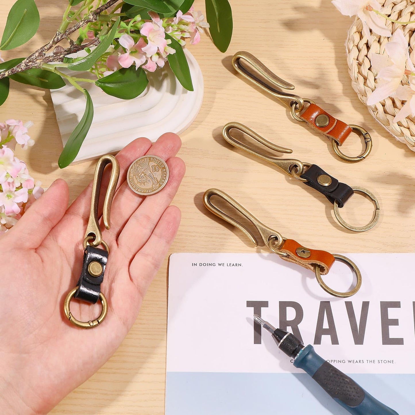 FREEBLOSS 4pcs Fish Hook Keychain Retro Leather Alloy Keyring U Shaped Keychain Mini Keychain for Women Men Handbags Backpacks Accessories, 2 Colors