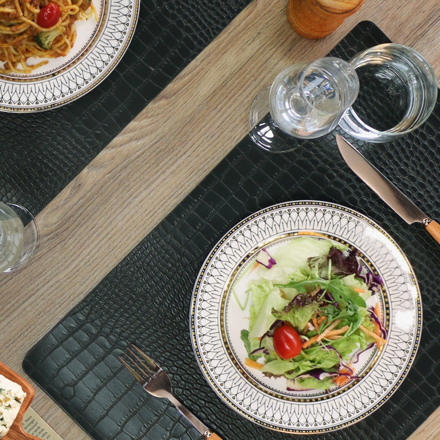 Set of 4 Faux Leather Placemats, PU Table Mats, Waterproof, Stain Resistant, Heat Resistant, Easy to Clean for Kitchen Dining Table,Conference Table