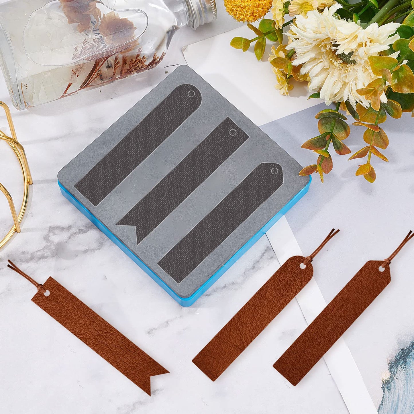 SUPERDANT 3 Shapes Leather Bookmark Cutting Dies Classic Stitched Bookmark Die Cutter Leather Page Markers Wooden Cutting Machine Gifts for Men Women Kids Bookworms Writers Back to School