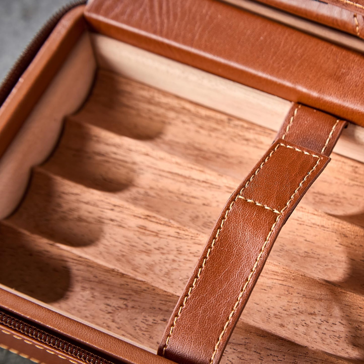 WANTHER Leather Cigar Case, Travel Humidor Holds 7 Cigars, Brown Cedar Wood Box with Cigar Cutter, Humidifier, Lighter & Towel, Portable Cigar Holder for Men, Ideal for Home, Office & Travel Gift Set
