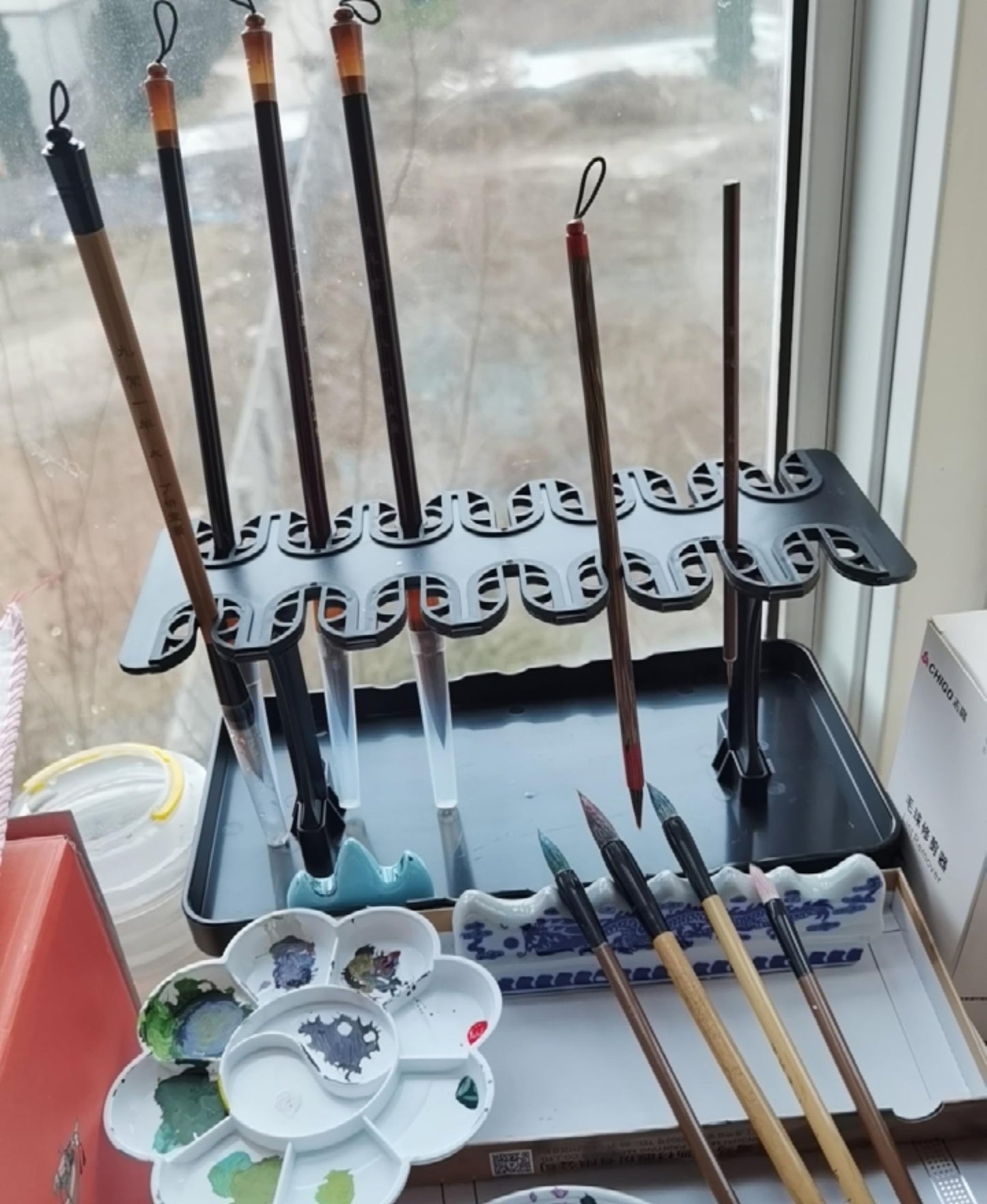 MIXJOY Artist Paint Brushes Drying Rack Holder Bristles Pointing Down Detachable Drawing Pen Brush Organizer Hanger Protection for Long Brushes Thick Acrylic Watercolor Brush Stand
