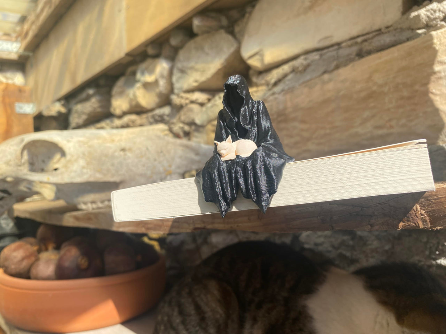 Sitting Ghost Figurine with Sleeping Cat – Suriel ACOTAR Inspired Decoration | Fantasy Bookish Home Decor | Gothic Spooky Aesthetic For Cat Lovers