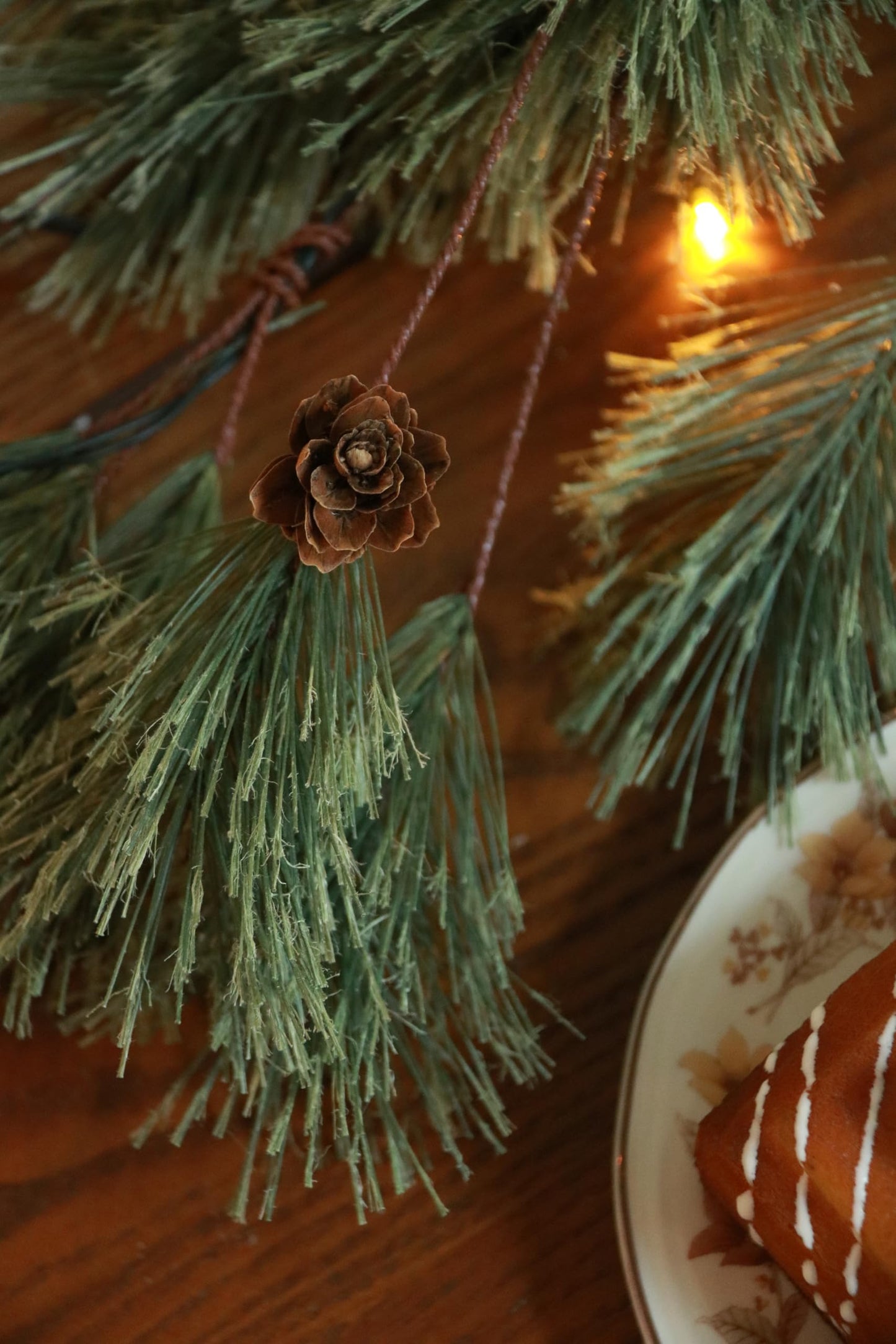 6.4ft Smokey Christmas Garland with Lights, Prelit Natual Rustic Cedar Pine Garland with Pine Cones for Home New Year, Mantle, Fireplace, Indoor Outdoor Decoration Simple Garland