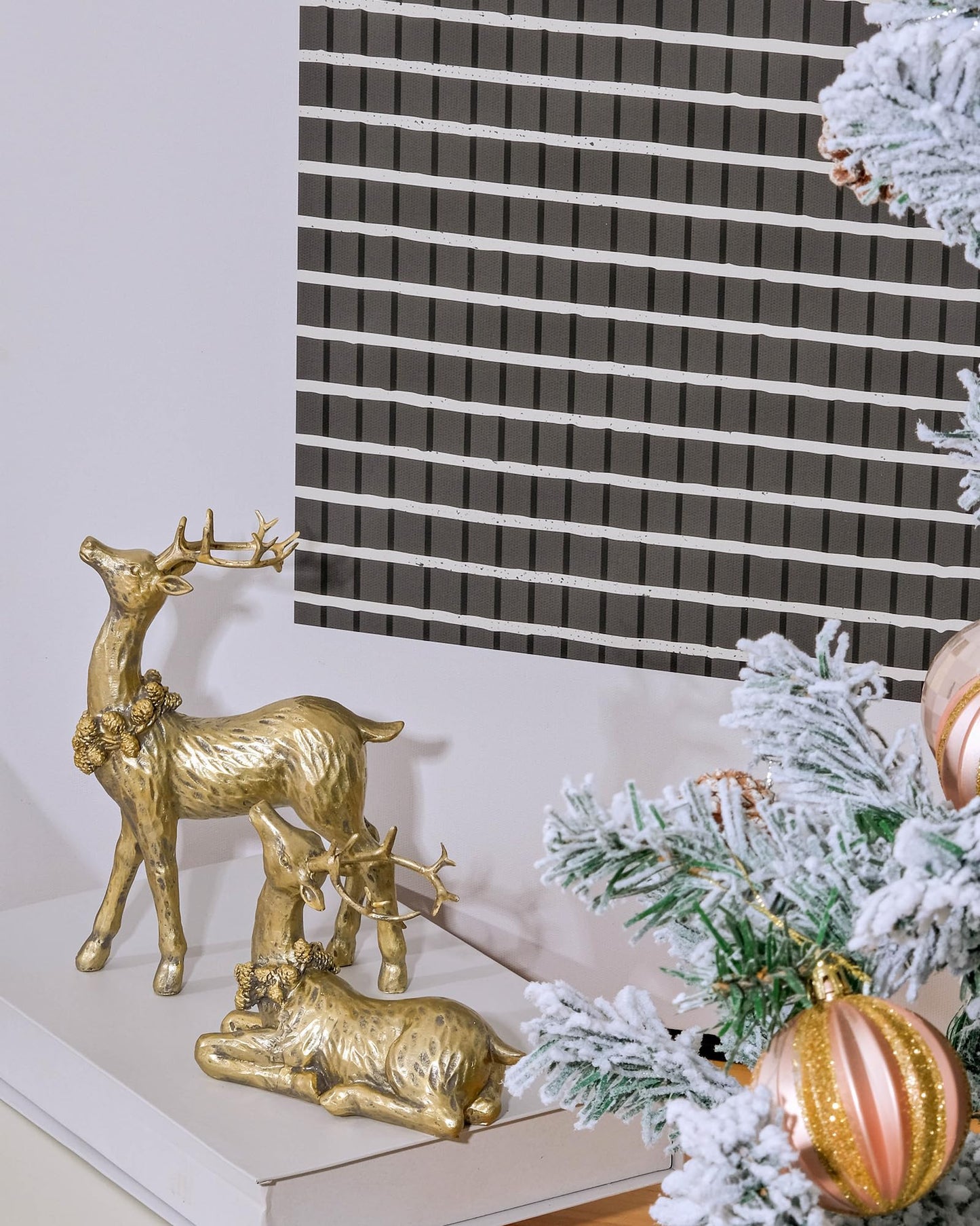 DN DECONATION 2pcs Gold Christmas Reindeer Figurines, Tabletop Reindeer Christmas Decor Indoor, Small Resin Xmas Brass Deer Decorations for Home Mantel Decor