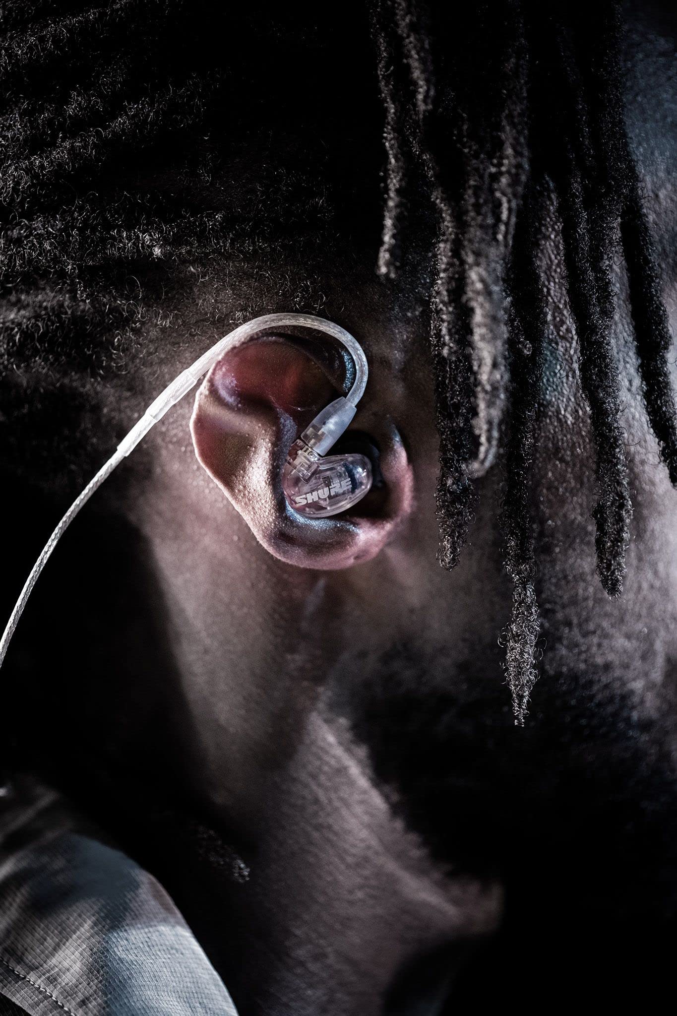 Shure SE215 PRO Wired Earbuds, Professional Sound Isolating Earphones with Clear Sound and Deep Bass, Single Dynamic MicroDriver, Secure In-Ear Design, Includes Carrying Case and Ear Tip Kit, Clear (SE215-CL)