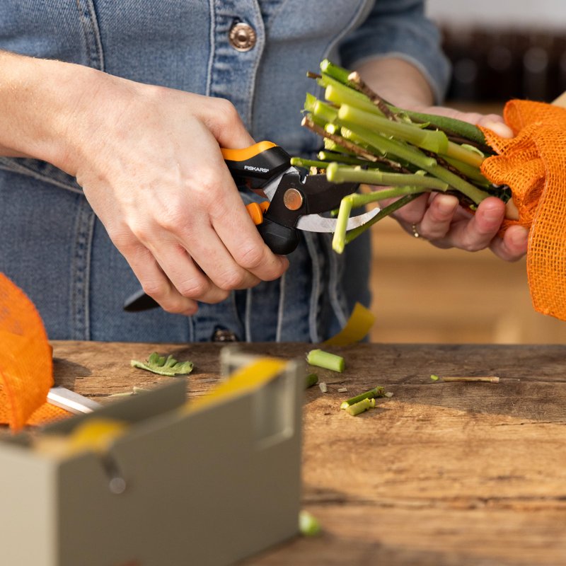 Fiskars Floral Pruning Shears - Plant Cutting Scissors/Garden Clippers For Deadheading and Working with Flowers - Black/Orange