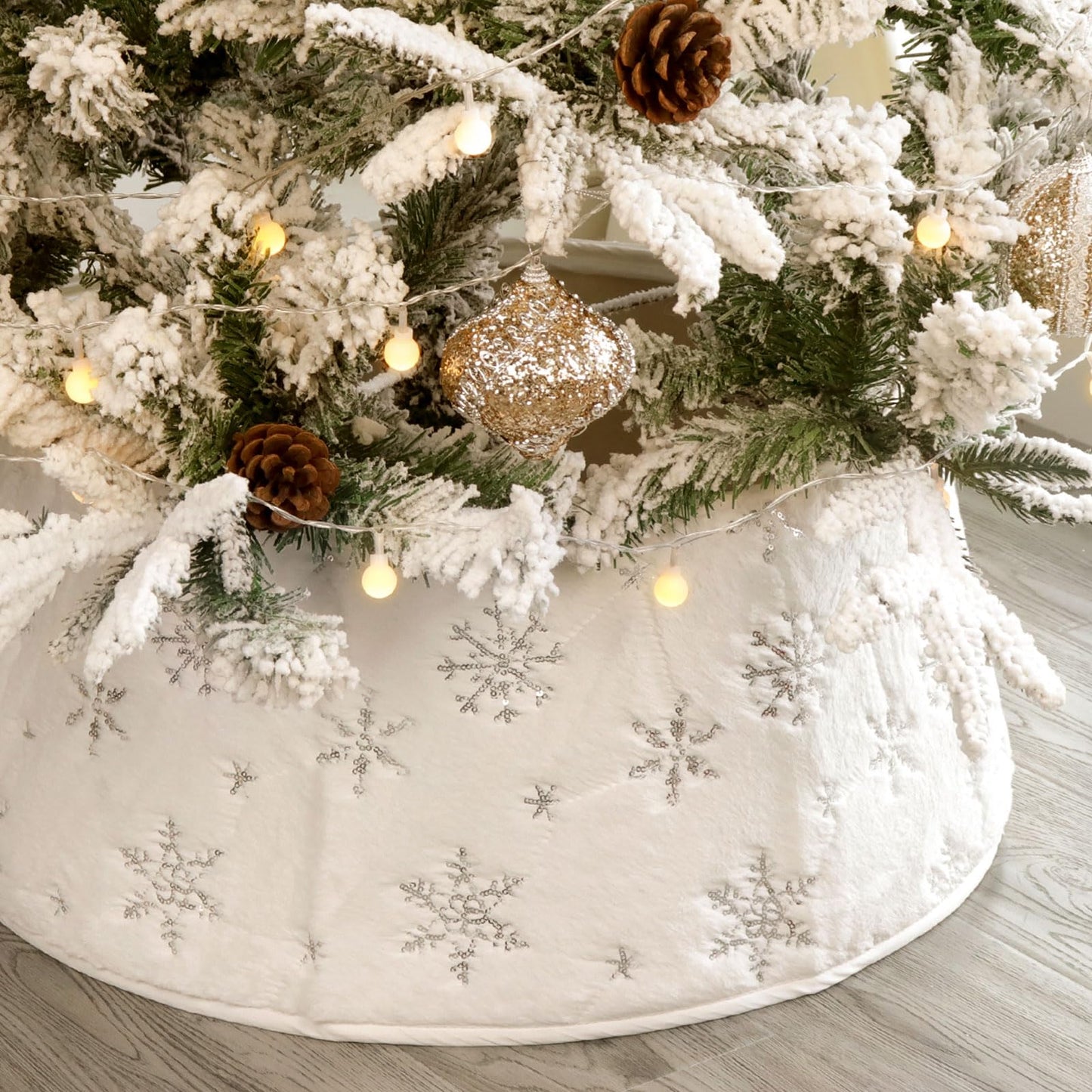 Faux Fur Christmas Tree Collar: Rustic White Luxury Plush Fur Christmas Tree Collars with Sliver Snowflake Sequins Pattern, Size Adjustable Farmhouse Modern Xmas Tree Skirt for Christmas Home Decor