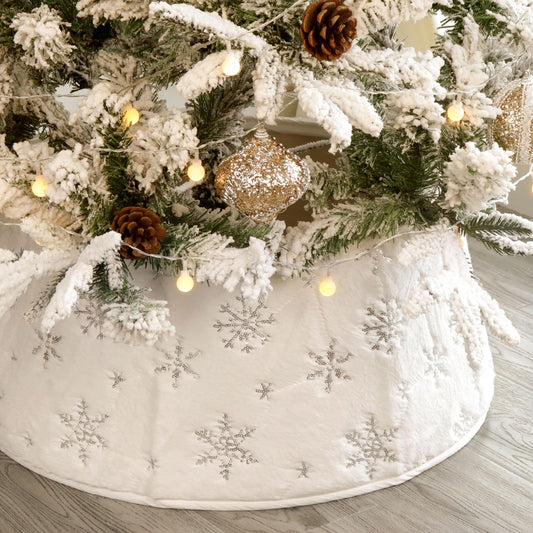 Faux Fur Christmas Tree Collar: Rustic White Luxury Plush Fur Christmas Tree Collars with Sliver Snowflake Sequins Pattern, Size Adjustable Farmhouse Modern Xmas Tree Skirt for Christmas Home Decor