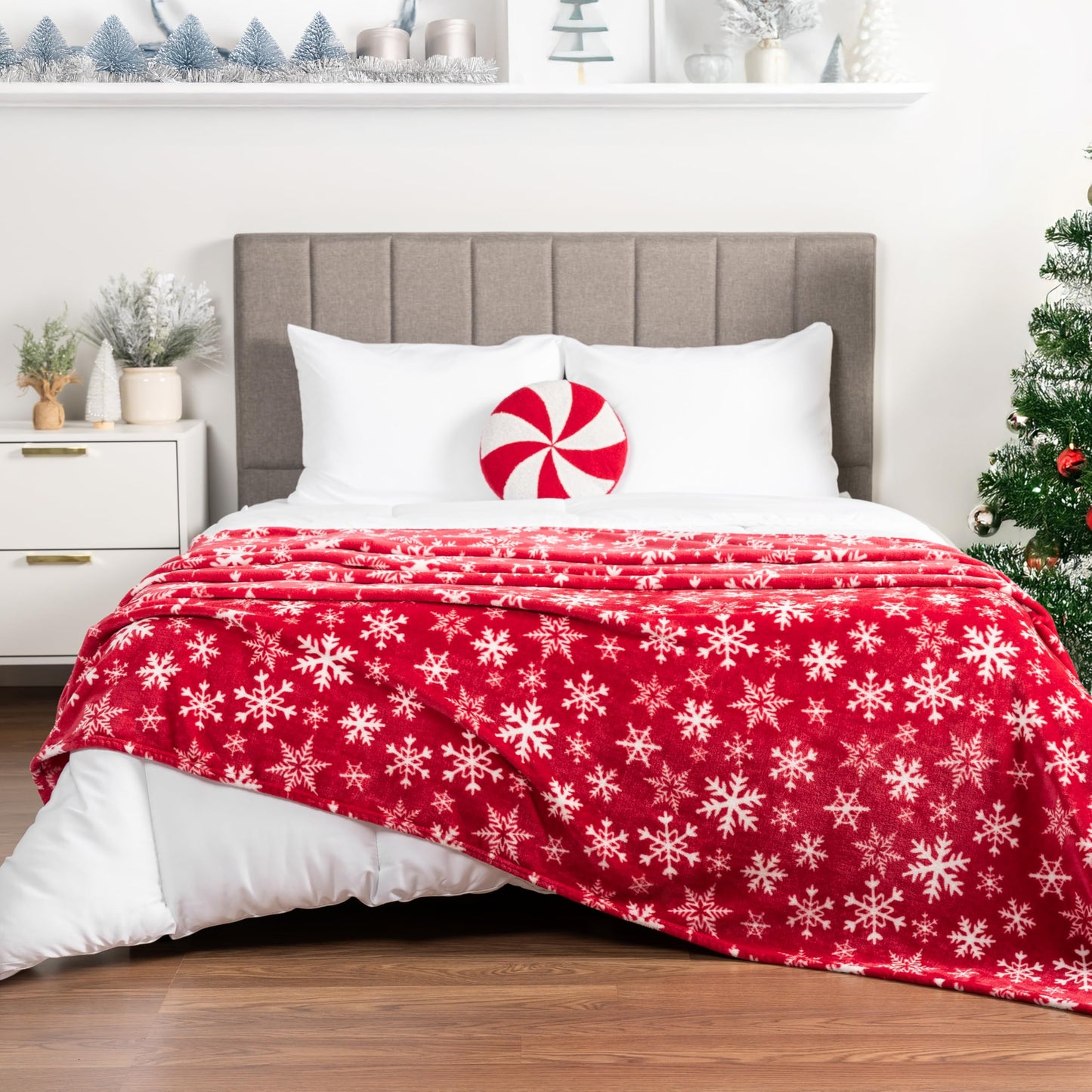 PAVILIA Christmas Throw Blanket | Red Snowflake Christmas Fleece Blanket | Soft, Plush, Warm Winter Cabin Throw, 50x60 (Red/White Snowflake)