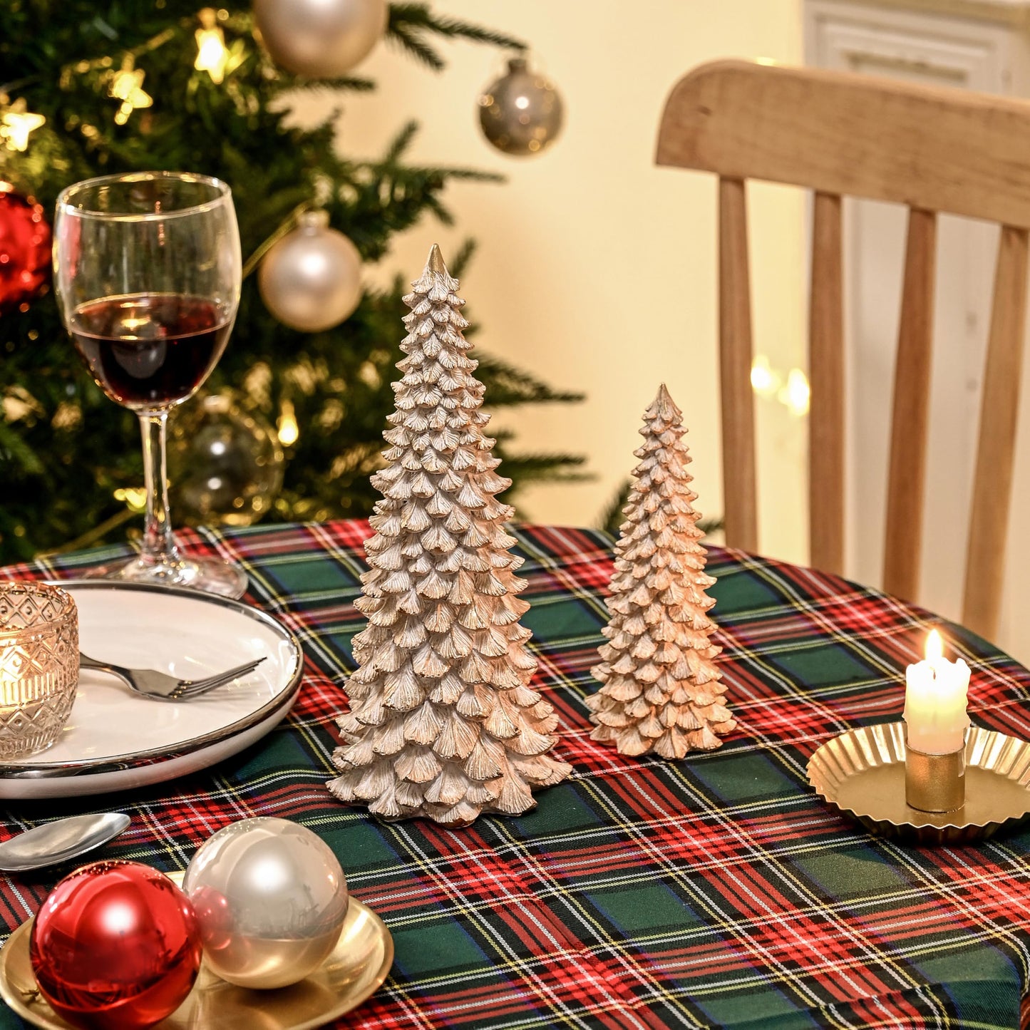 AOMOONOA Resin Christmas Tree Figurines, 2Pcs Distressed White with Gold Table top Christmas Trees, Small Christmas Tree Figurine Set, Decorative Xmas Trees for Rustic Christmas Decor