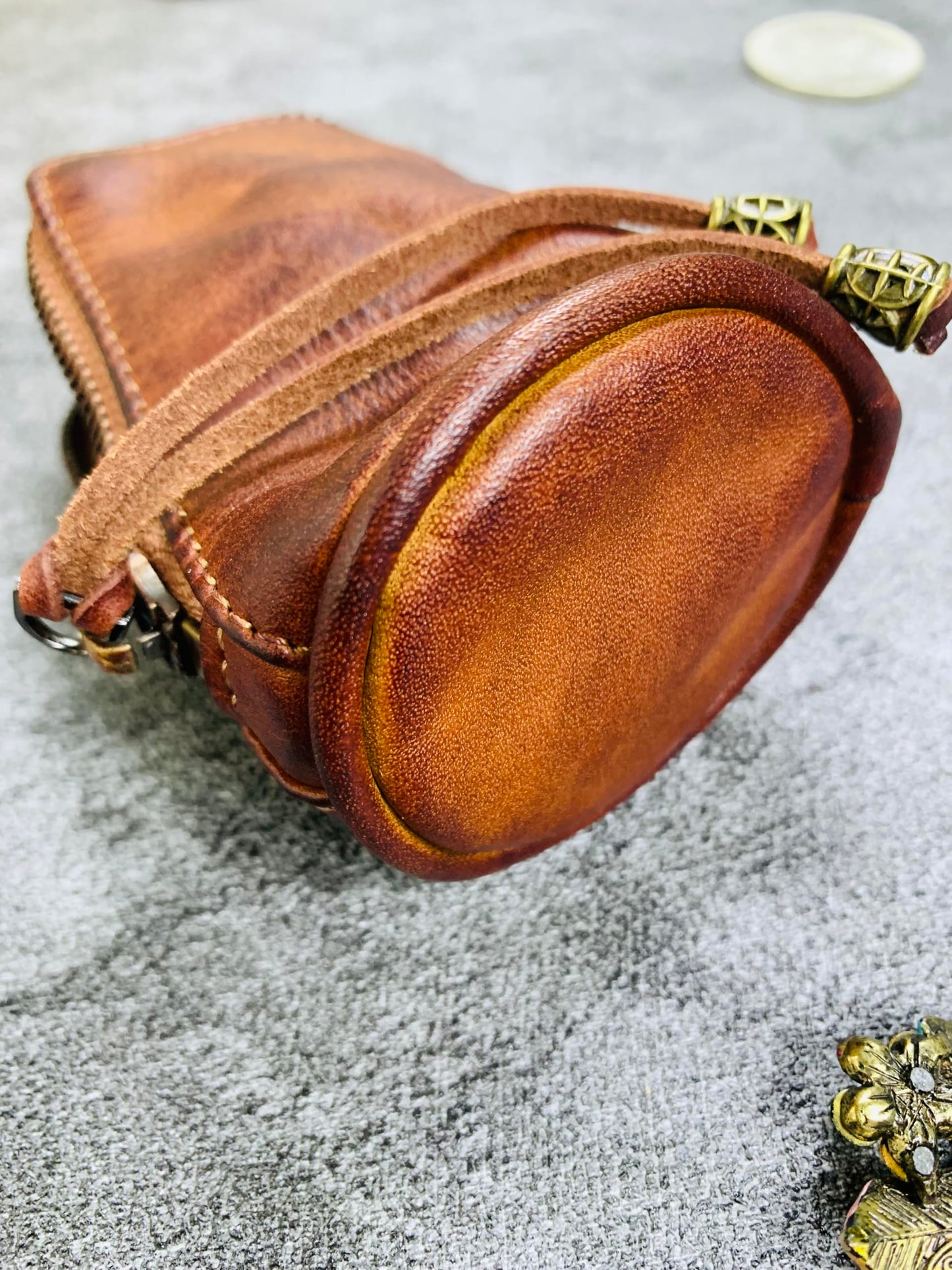 duyugeng Genuine Leather Key Pouch with Belt Clip, Vintage Key Holder Coin Purse with Key Ring, Compact EDC Key Organizer for Men, Clip On Jeans Key Case