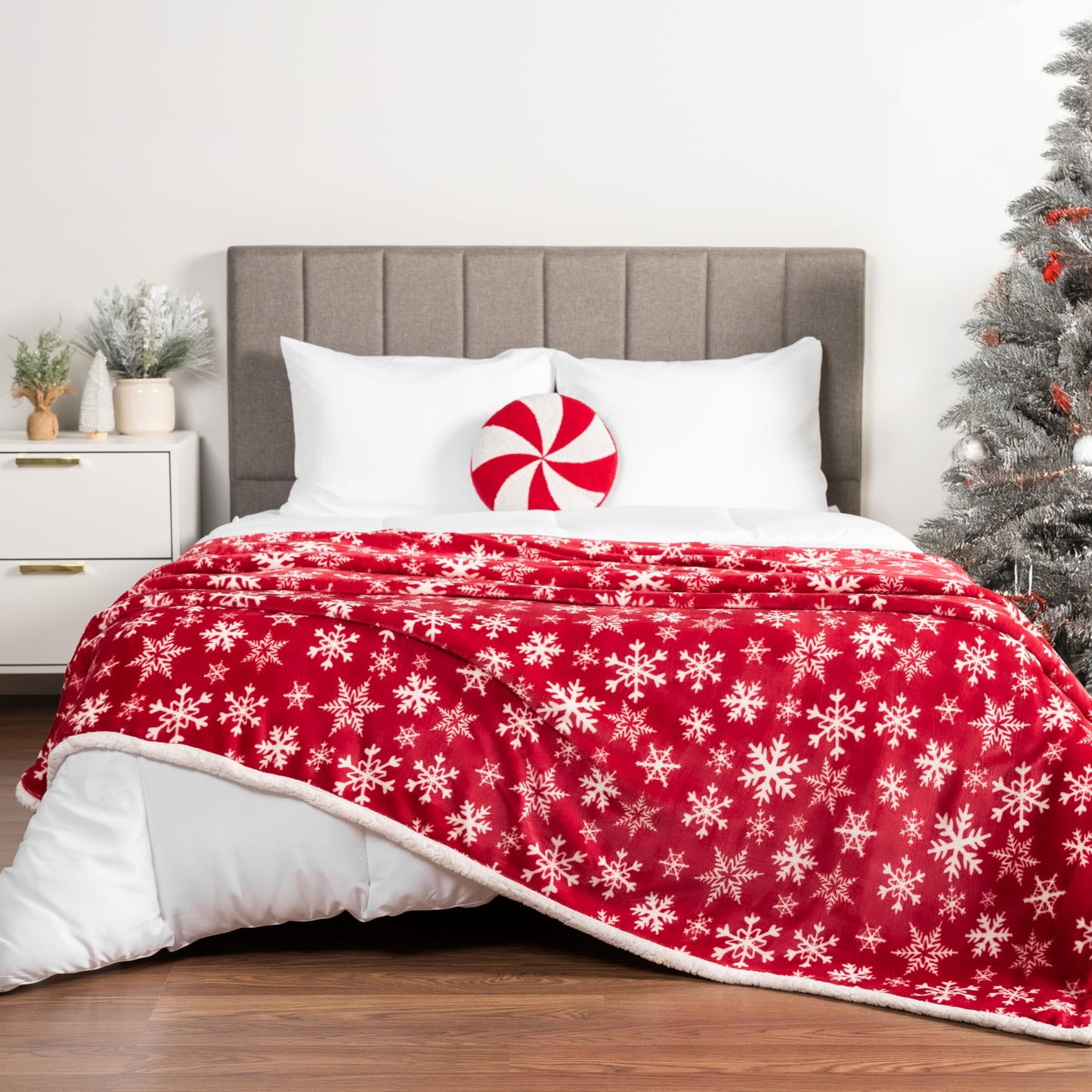 PAVILIA Red Snowflake Christmas Sherpa Throw Blanket, Ultra Soft Reversible Fleece Sherpa 50x60 Winter Blanket for Couch & Bed, Cozy Christmas Home Decor