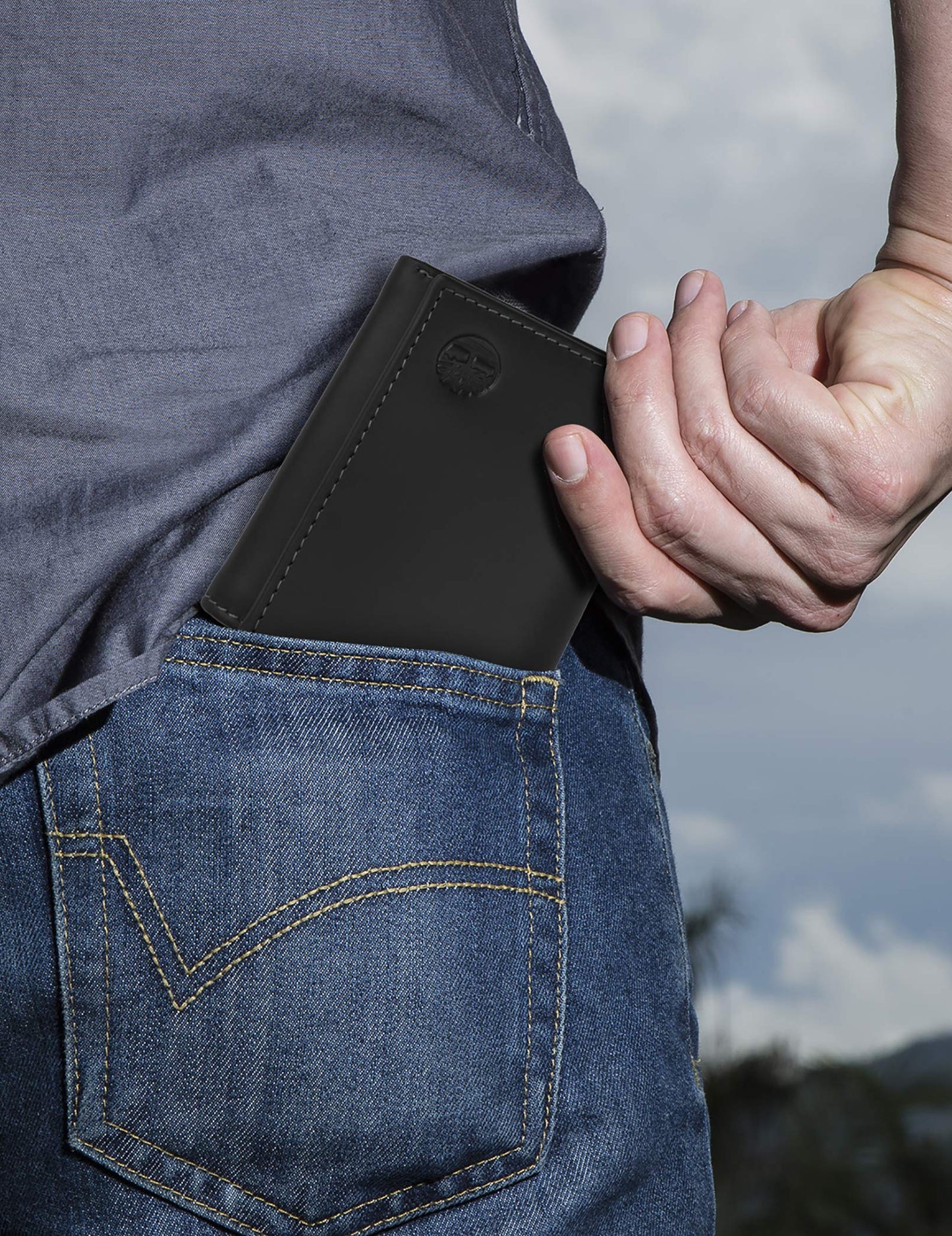 Timberland Men's Leather Trifold Wallet With Id Window, Black (Hunter), One Size